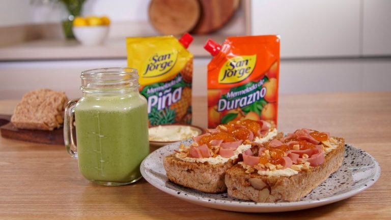 Batido con mermelada y tostada