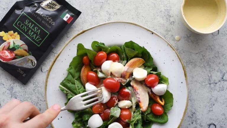 Ensalada de rúgula, duraznos y queso mozzarella