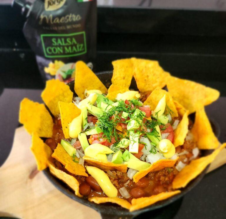 Nachos con chilli y salsa con maíz