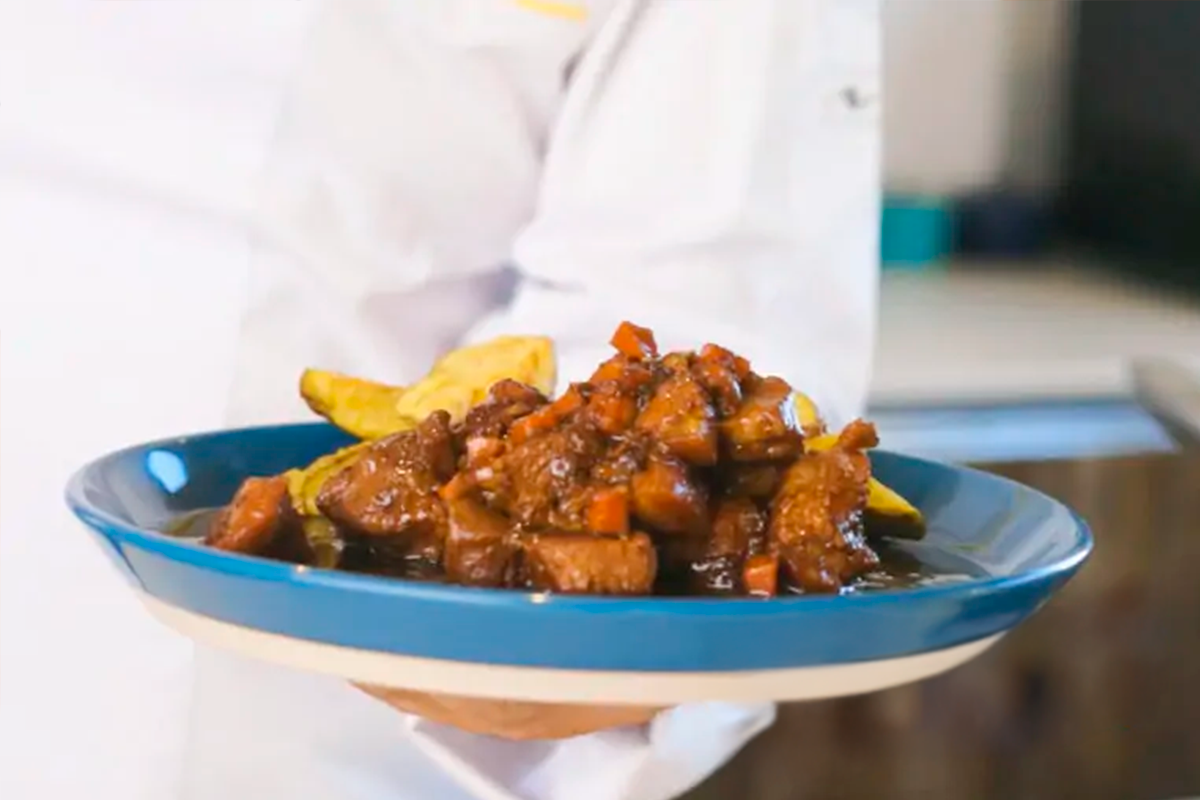 Tocino estofado con cerveza negra